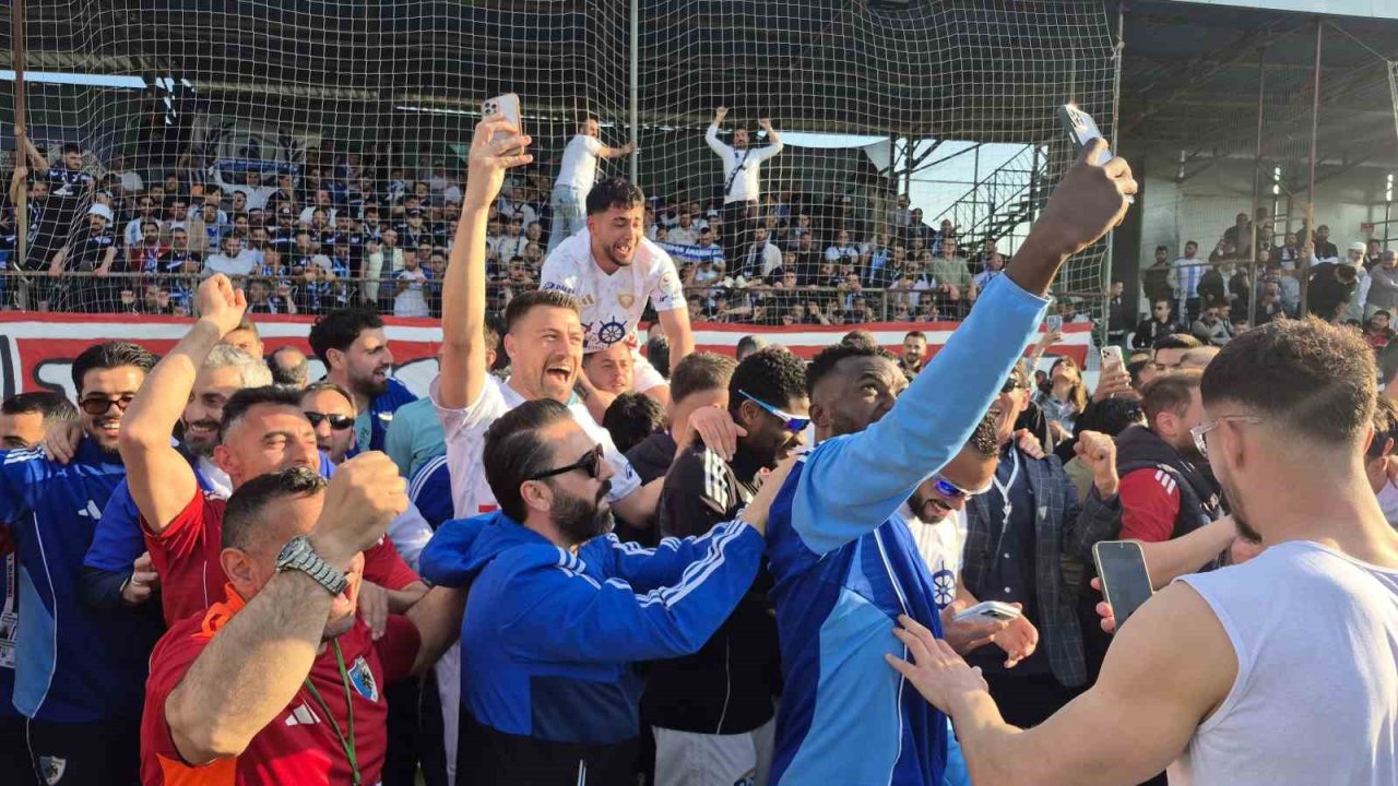 Erzurumspor FK maçtan sonra şampiyonluğunu kutladı