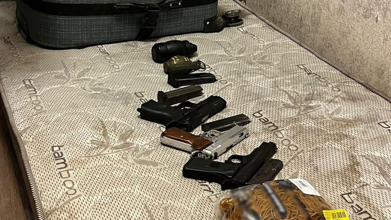 Esenyurt’ta bir eve düzenlenen operasyonda uyuşturucu ve el bombası ele geçirdi