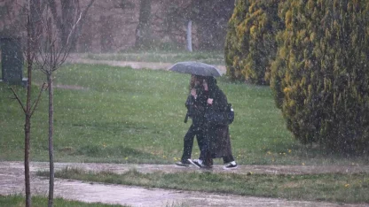 Eskişehir’de yağmur bastırdı, öğrenciler şemsiyelere sarıldı