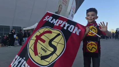 Eskişehirspor’a kumbarasını bağışlayan minik Buğra takımını yalnız bırakmıyor