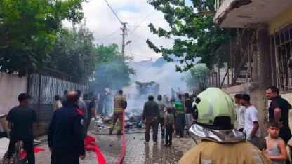 Ev eşyası yüklü pikap alevlere teslim oldu