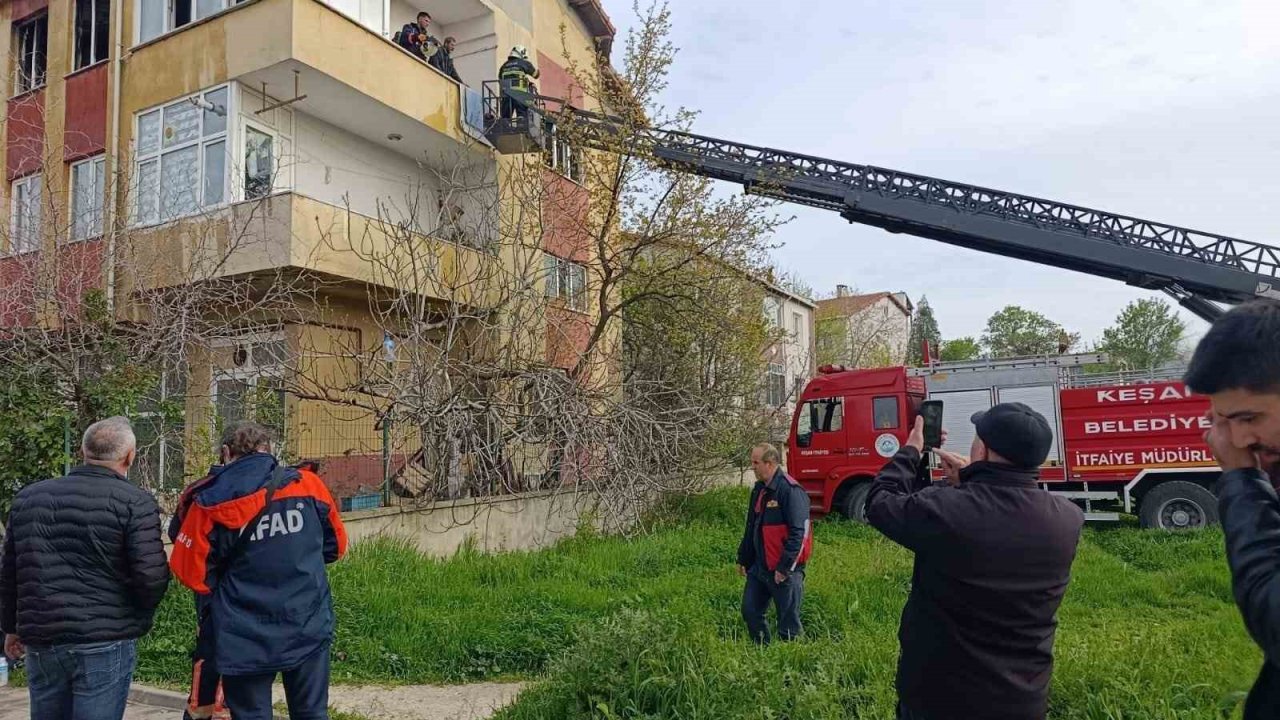Evi ateşe verdi, babasını arayıp "evi yaktım gel" dedi