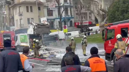 Fatih’te çöp kamyonunda yangın: Cadde trafiğe kapatıldı