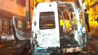 Fatih’te park halindeki otomobil alev aldı