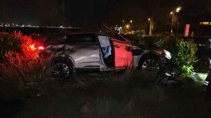 Fatih’te yoldan çıkan otomobil taklalar atarak parka savruldu: 1 yaralı