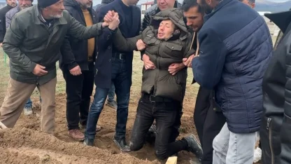 Feci şekilde can veren 5 yaşındaki çocuk defnedildi, acılı baba sinir krizi geçirdi
