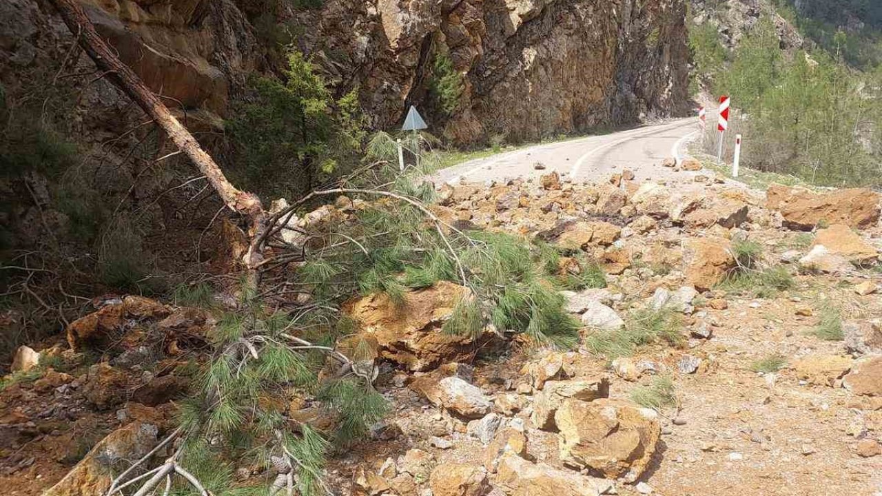 Feke-Saimbeyli kara yolu ulaşıma kapandı