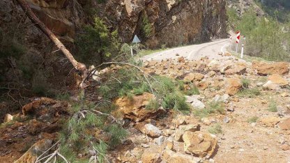 Feke-Saimbeyli kara yolu ulaşıma kapandı