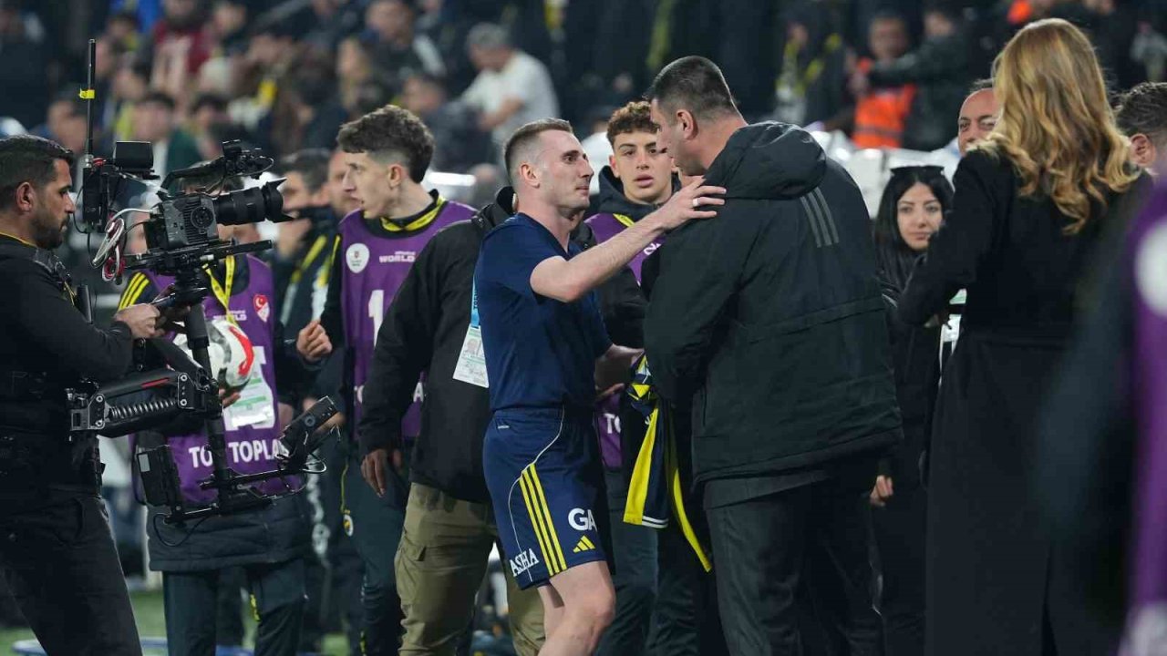 Fenerbahçeli futbolculardan derbi galibiyeti coşkusu
