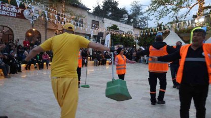 Festival alanını hem temizlediler hem eğlendiler