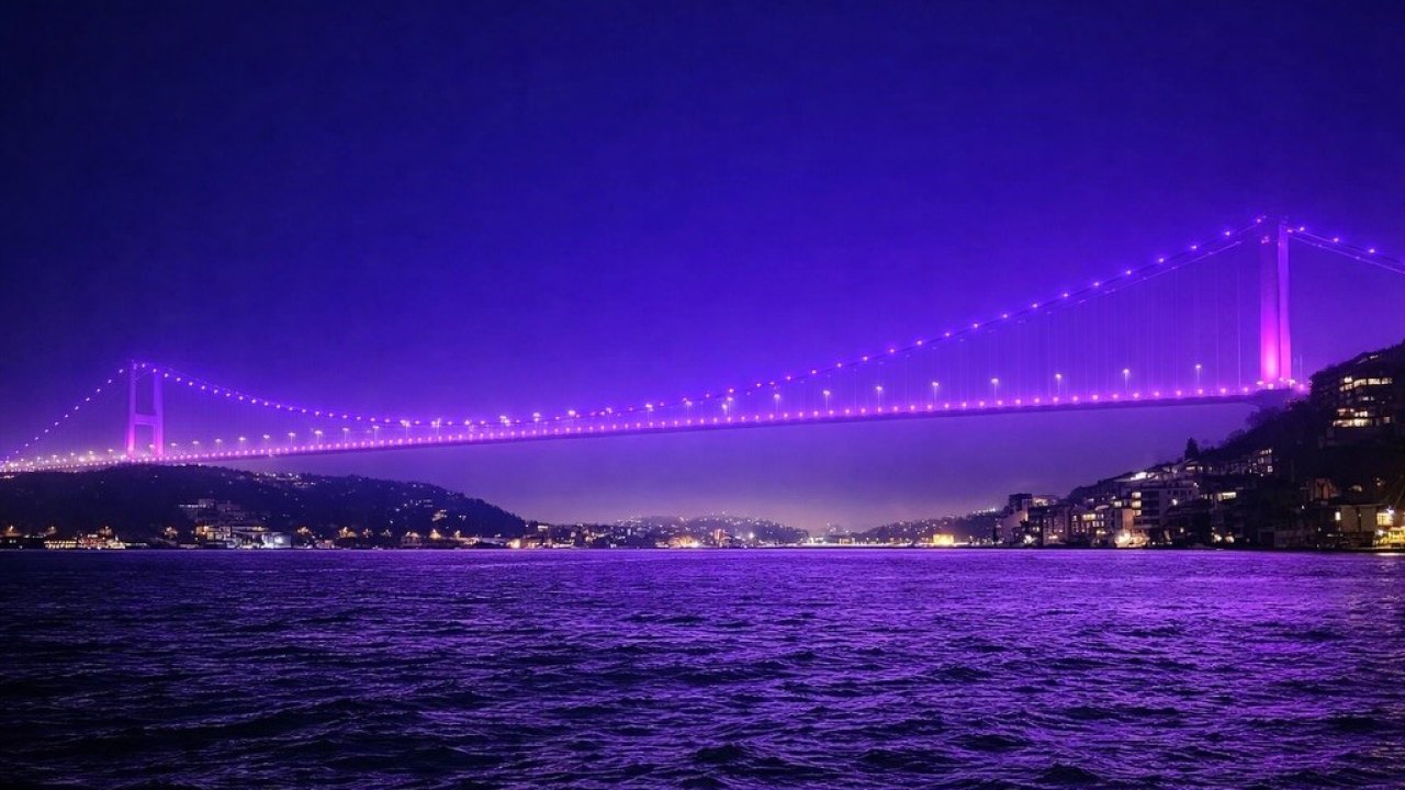 Galata Kulesi’ne "Kanserde Erken Teşhis Hayat Kurtarır" mesajı yansıtıldı