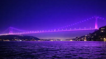 Galata Kulesi’ne "Kanserde Erken Teşhis Hayat Kurtarır" mesajı yansıtıldı