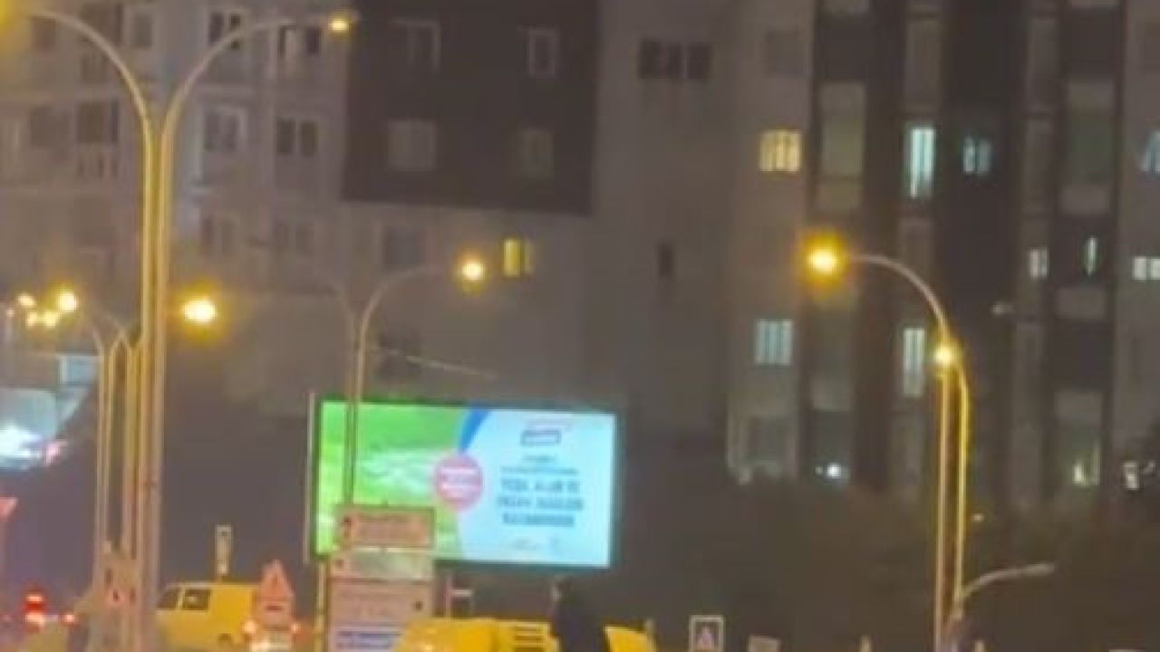 Galibiyet kutlamalarında Galatasaylı taraftar otobüsün üzerinde yolculuk yaptı