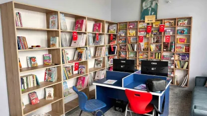 Gazetecilerden köy okuluna kütüphane