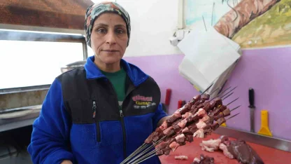 Gaziantep’in kadın ciğer ustası müşterilerden tam not alıyor