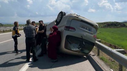 Gaziantep’te lastiği patlayan minibüs takla attı
