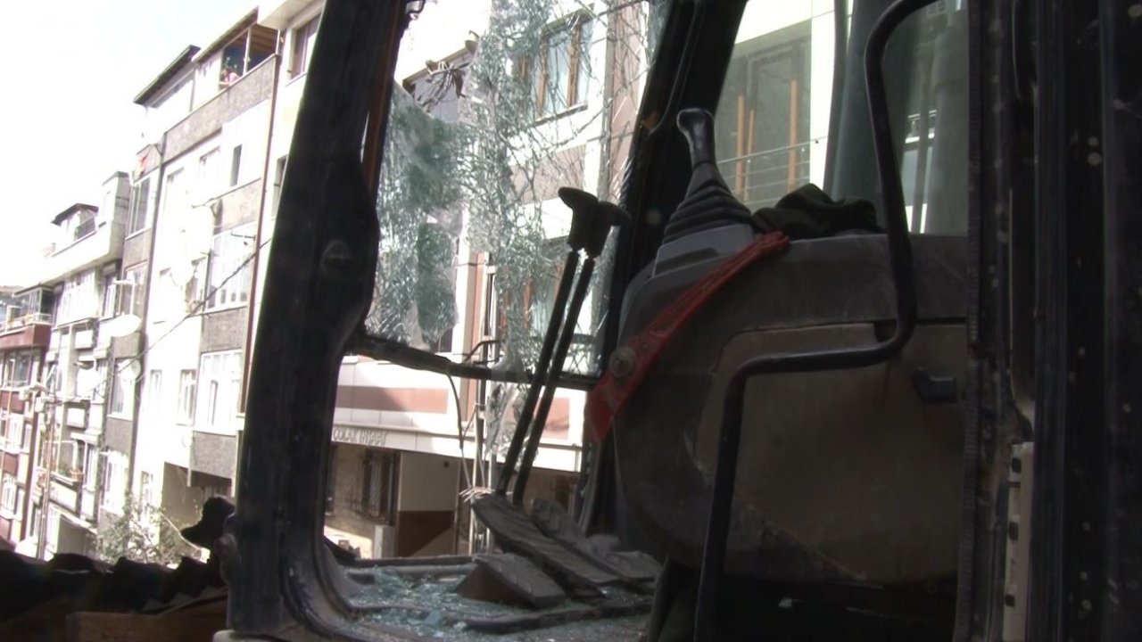 Gaziosmanpaşa’da binadan kopan tahta parçası aracın camını parçaladı: Kepçe operatörü yaralandı