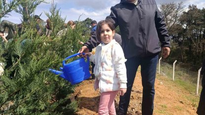 Gaziosmanpaşa’da çocuklar fidanları toprakla buluşturdu