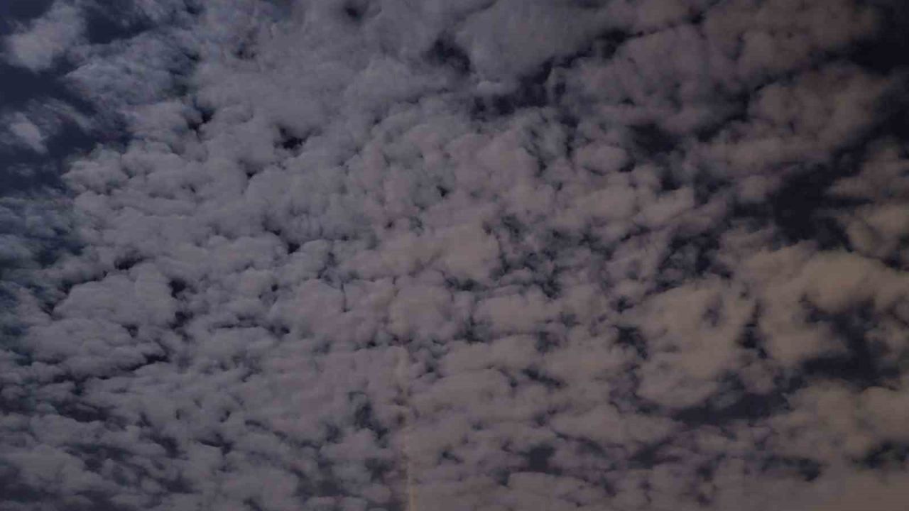 Geceyi aydınlatan doğa şöleni: Elazığ’da eşsiz bulut manzarası