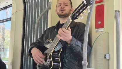 Genç müzisyen gitarıyla tramvayda konser verdi