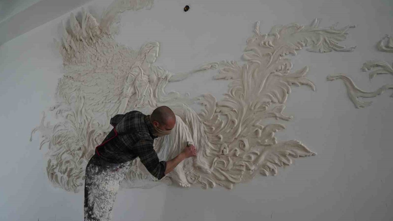 Genç sanatçı alçıyla duvarları resim tablosuna dönüştürüyor