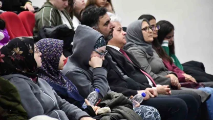 Gençlerin tarih konulu konferansa katılımı yoğun oldu