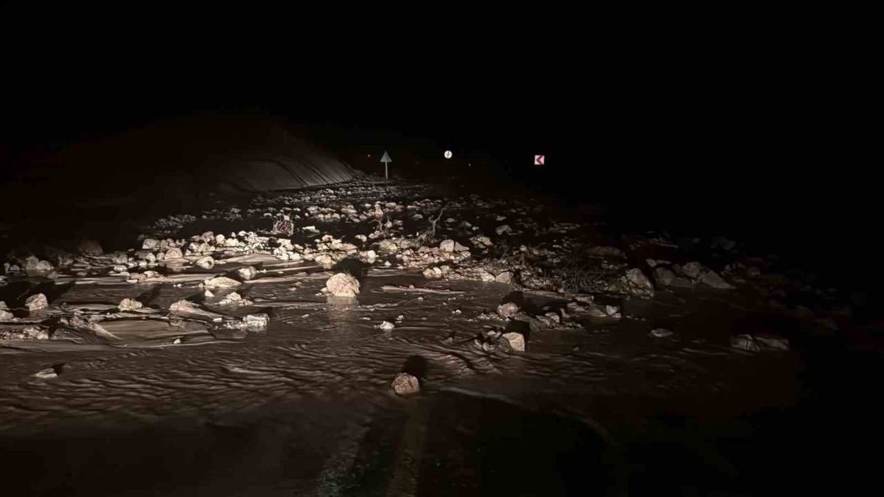 Gercüş’te heyelan: Mahsur kalan vatandaşlar kurtarıldı