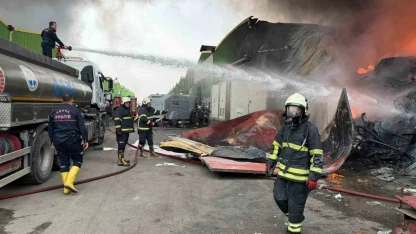 Geri dönüşüm fabrikasında çıkan yangına ekiplerin müdahalesi sürüyor