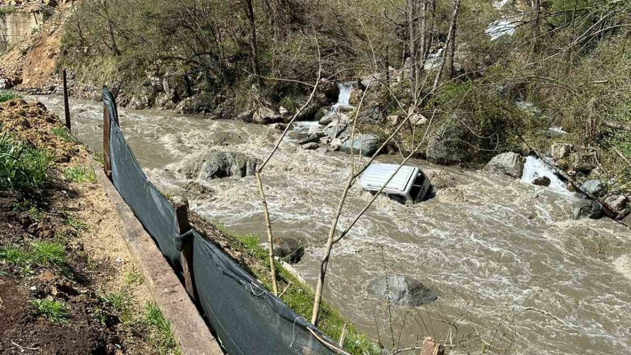 Giresun’da otomobil dereye uçtu: 1 kişi hayatını kaybetti