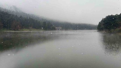 Gölcük’te kar yağışı ve sis etkili oldu