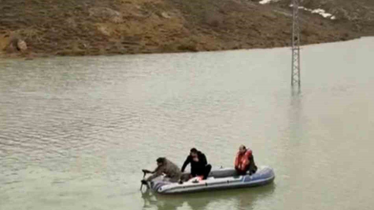 Göle dönen yayla yolundan botla geçip köylerine gittiler