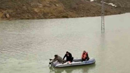 Göle dönen yayla yolundan botla geçip köylerine gittiler