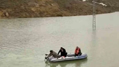 Göle dönen yayla yolundan botla geçip köylerine gittiler