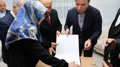 Görme engelli hafıza Vali Aydoğdu’dan Braille alfabesiyle yazılmış Kur’an hediye