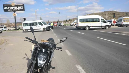 Hafif ticari araç kırmızı ışıkta bekleyen motosiklete çarptı: 2 yaralı