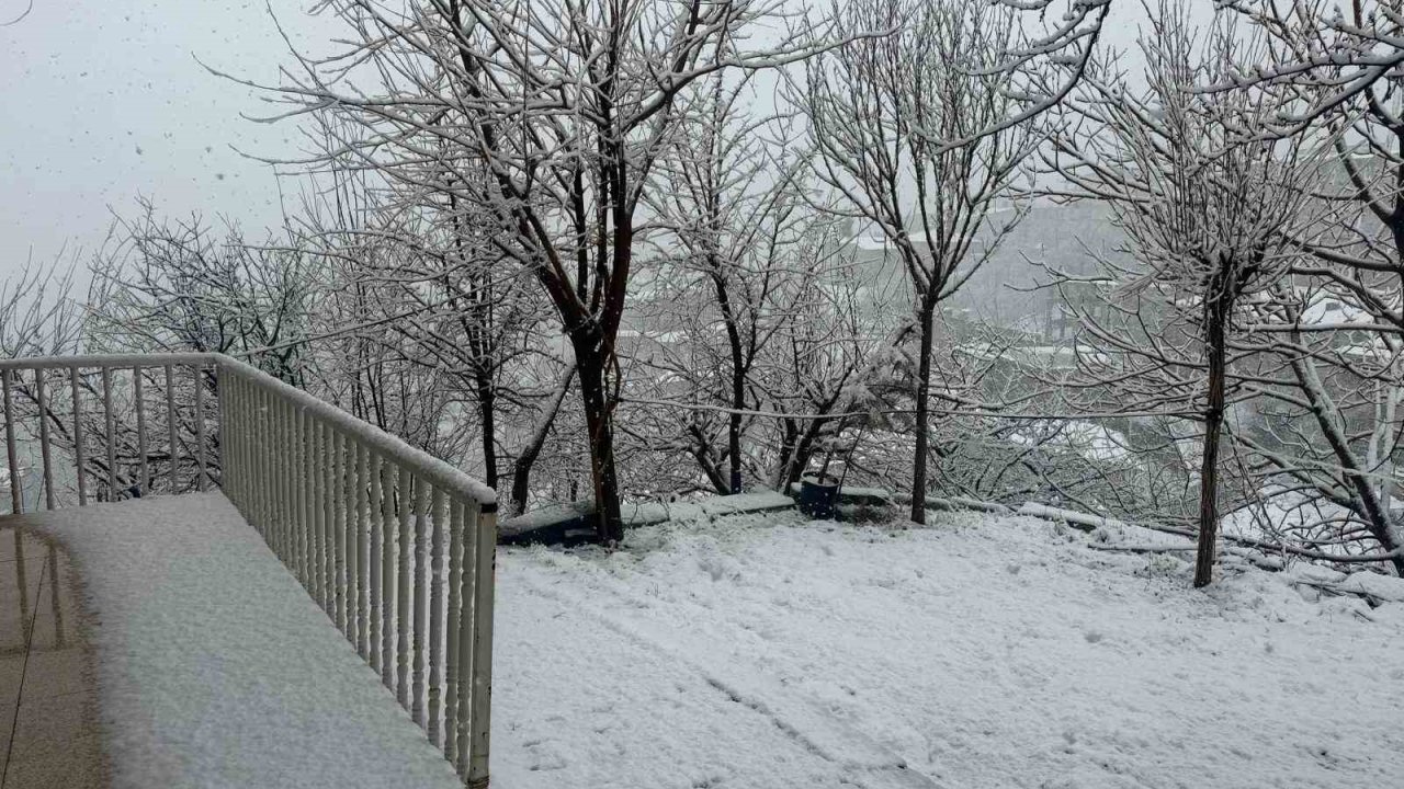 Hakkari beyaza büründü