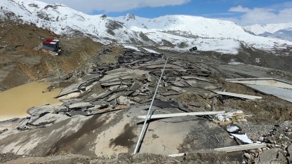 Hakkari’de heyelan: Tesis büyük hasar gördü, kara yolunda dev yarıklar oluştu