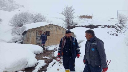 Hakkari’de kar altında su deposu kontrolü