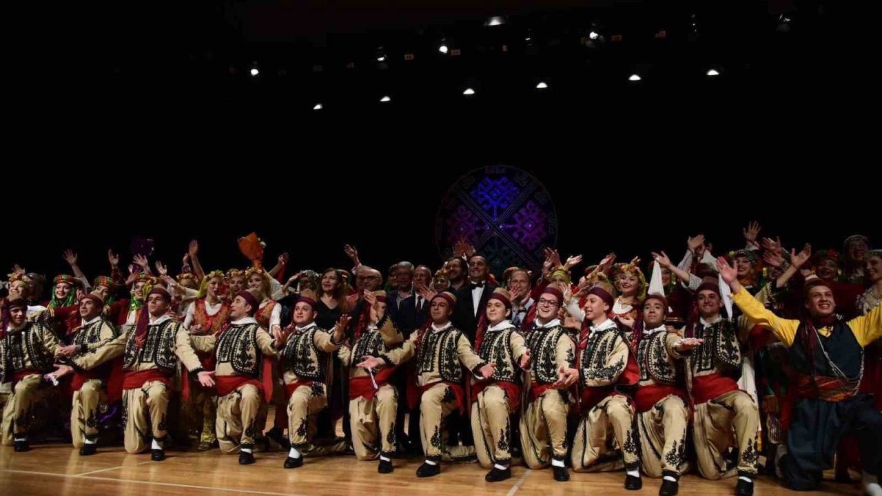 Halk Dansları Topluluğu sahnede folklor şöleni sundu