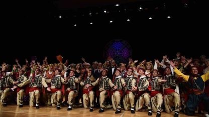 Halk Dansları Topluluğu sahnede folklor şöleni sundu