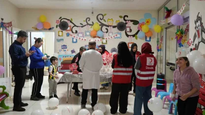Hastanede tedavi gören çocuklara 23 Nisan sürprizi