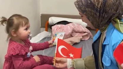 Hastanedeki çocuklara 23 Nisan sürprizi