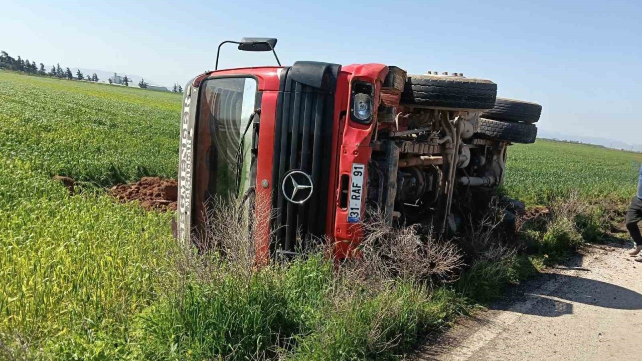 Hatay’da sürücüsünün kontrolünü kaybettiği tır devrildi