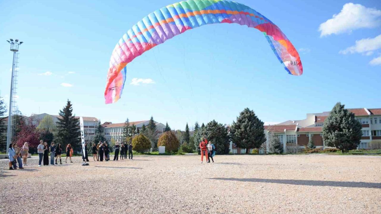 Havacılık sektörü uzmanları öğrencilerle bir araya geldi