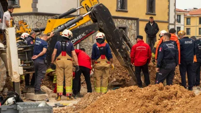 Hayatını kaybeden işçinin cansız bedeni göçük altından çıkarıldı