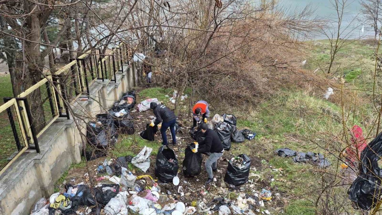 Hazar Gölü sahilindeki kirliliğe müdahale: 10 ton çöp toplandı