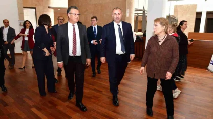 Hem ablasını hem umut sergisini yalnız bırakmadı