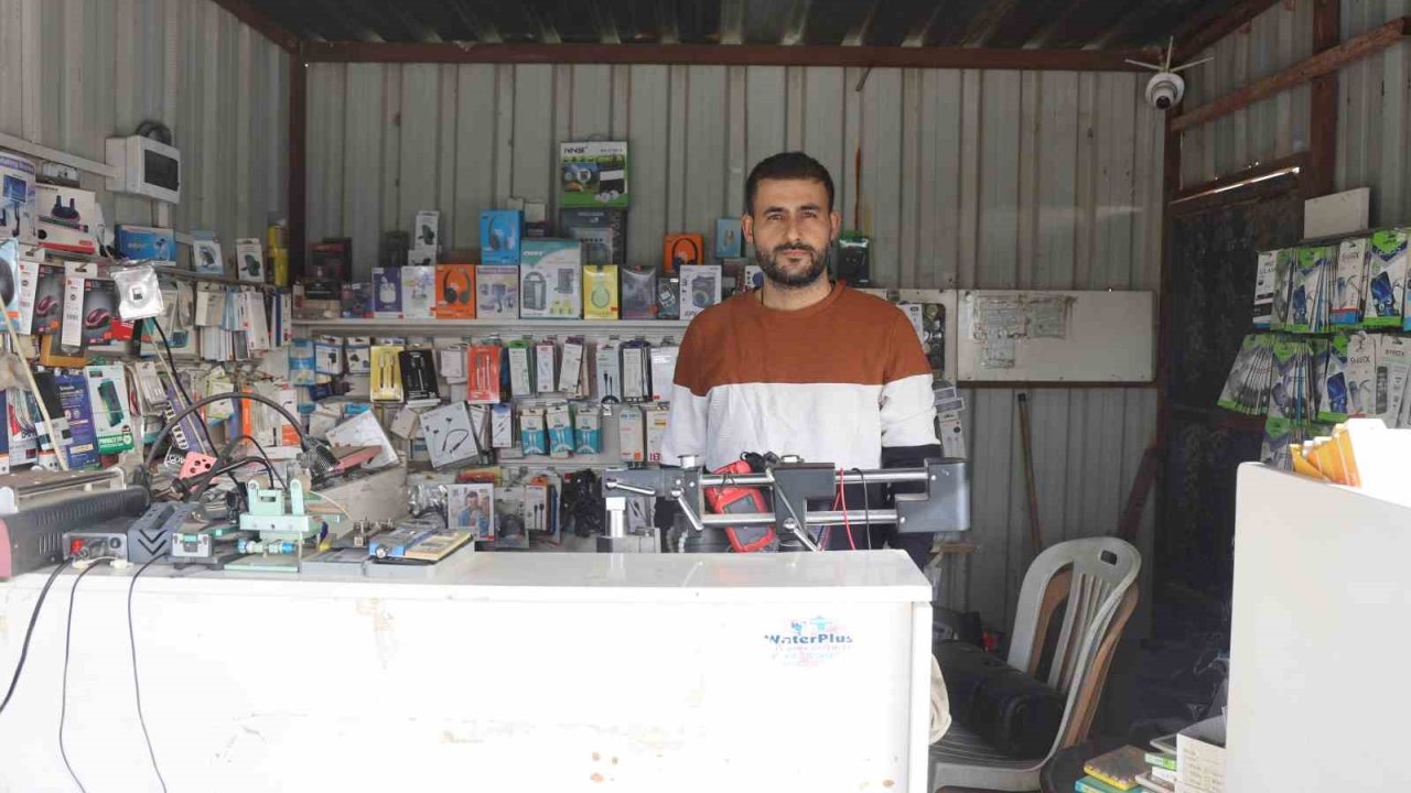 Hırsızın, arkadaşını ’sadece sıfır telefonları al’ diyerek yönlendirdiği 150 bin TL’lik soygun kamerada