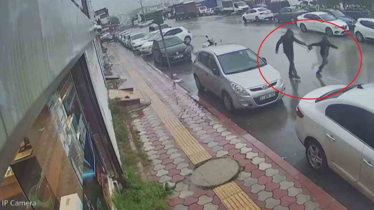 İçi para dolu çantayı sinsice kendine yaklaşan kapkaççıya kaptırmayan kuyumcu, çantasına göz diken şahsı yakalayabilmek için metrelerce kovaladı o anlar kamerada