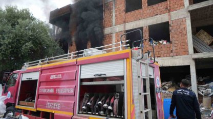 İçi ve etrafı çöplerle dolu metruk bina yangını mahalleliyi tedirgin etti